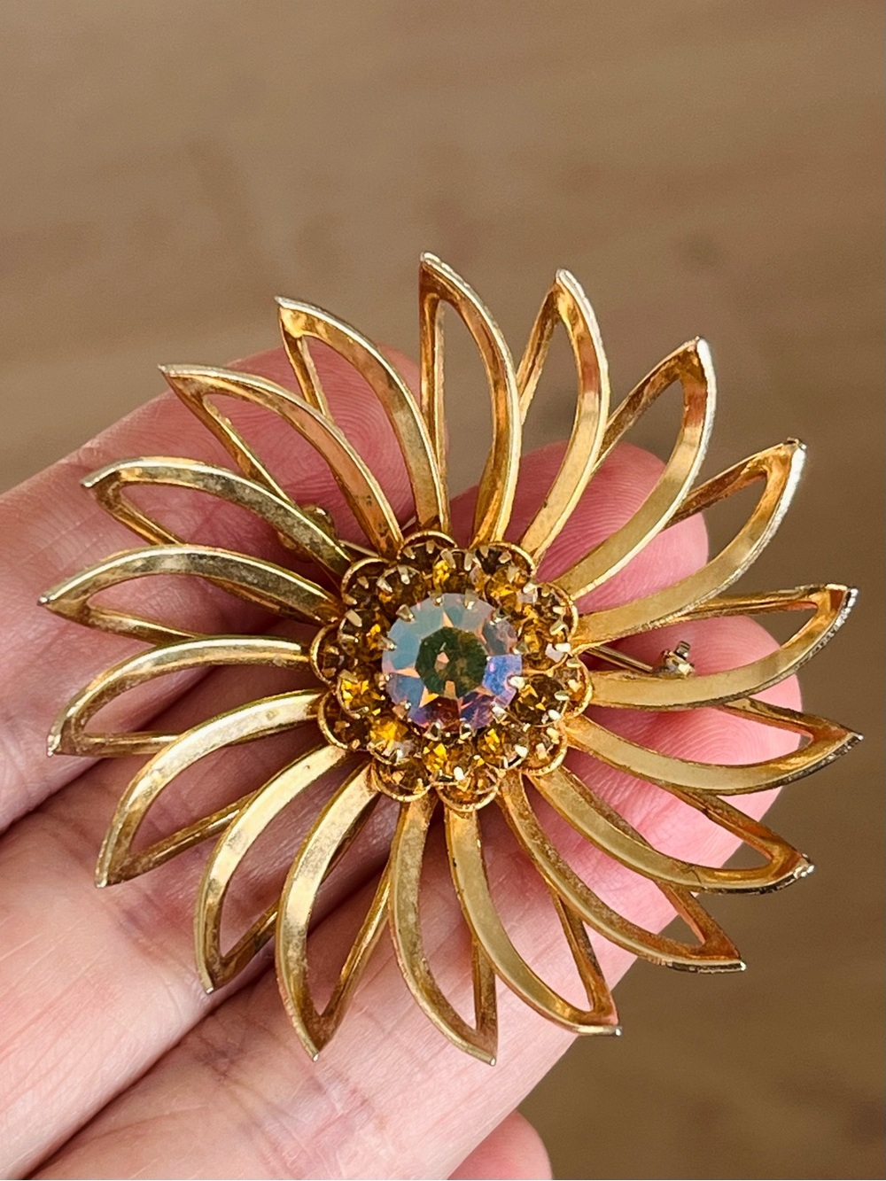 ✨ Vintage Sarah Coventry Gold-Tone Sunburst / Daisy Flower Brooch! ✨